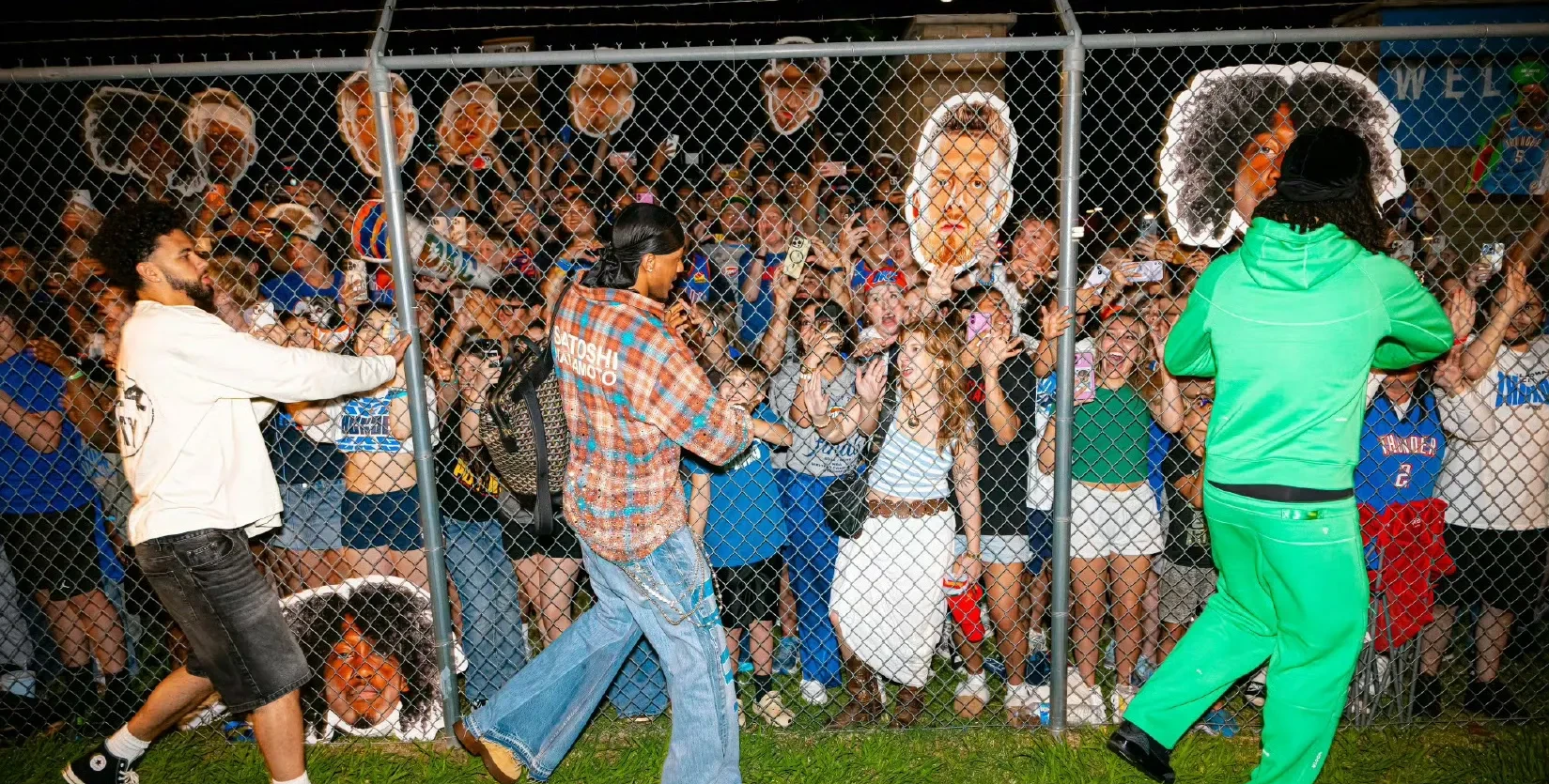 开运体育教练-主队球迷喧闹比赛现场,扰乱对手表现