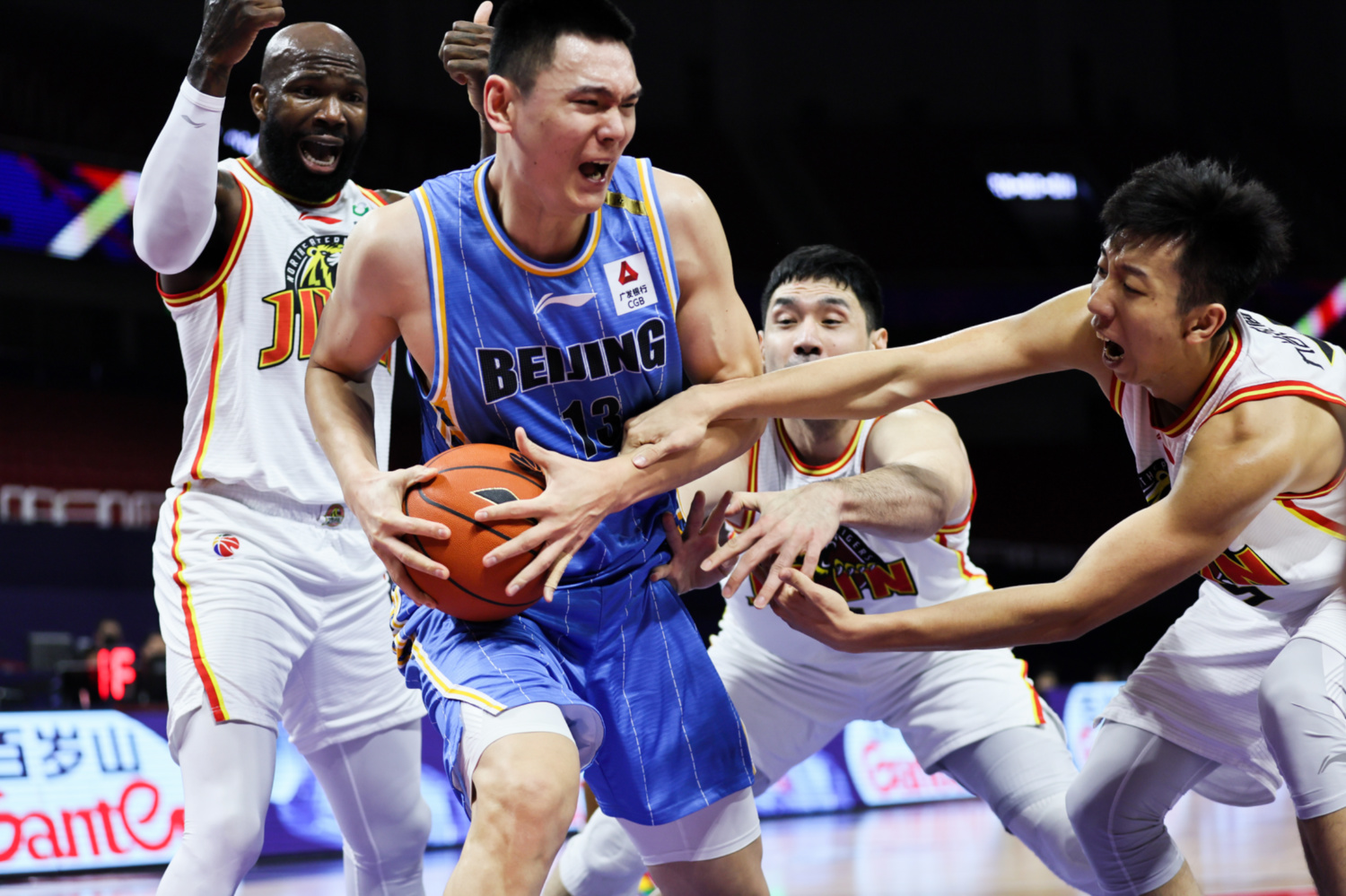 包含球员们的出色表现和团队配合成就了一场场精彩对决的词条